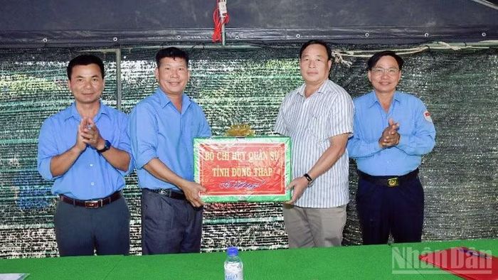 Đại tá Nguyễn Văn Hoa tặng quà động viên cán bộ, chiến sĩ đội K91.