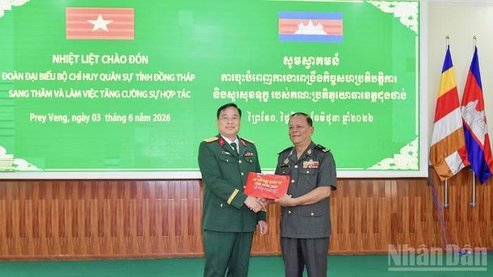 Đại tá Nguyễn Văn Hoa tặng quà Trung tướng Mươn Sa Mon, Chỉ huy trưởng Tiểu khu Quân sự Prey Veng (Campuchia).