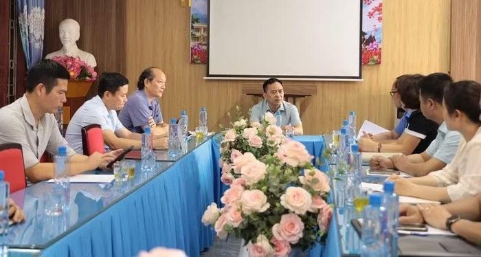 Đồng chí Nguyễn Văn Đoạt và đoàn công tác kiểm tra công tác chuẩn bị thi tại điểm thi Trường trung học cơ sở-trung học phổ thông Quyết Tiến.