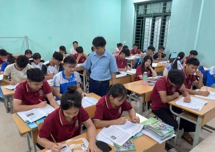 Thầy Nguyễn Văn Tập, Hiệu trưởng Trường phổ thông dân tộc nội trú-trung học phổ thông Nậm Pồ, động viên học sinh tập trung ôn luyện đạt kết quả tốt trong kỳ thi tới.