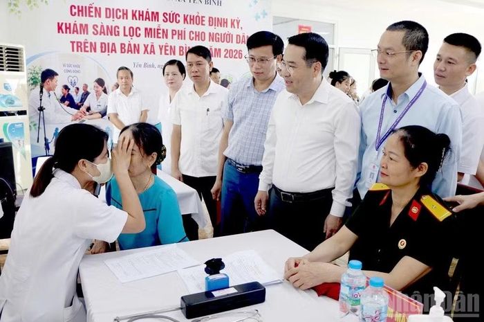 Đồng chí Nguyễn Tuấn Anh, Chủ tịch Ủy ban nhân dân tỉnh tham gia lễ phát động tại xã Yên Bình.
