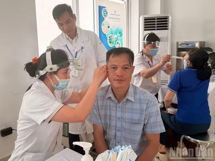Khám tai cho công nhân tại lễ phát động.