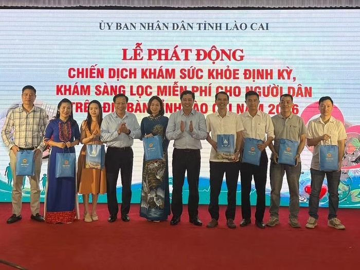 Lãnh đạo Bộ Y tế và tỉnh Lào Cai tặng quà cho đại diện công nhân Khu công nghiệp phía nam.