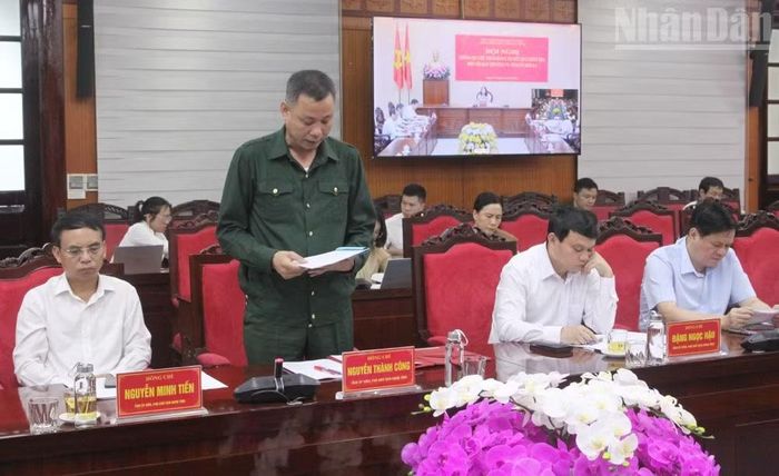 Đồng chí Nguyễn Thành Công, Phó Chủ tịch Ủy ban nhân dân tỉnh Sơn La báo cáo với Đoàn Kiểm tra, giám sát số 29 của Bộ Chính trị, Ban Bí thư.