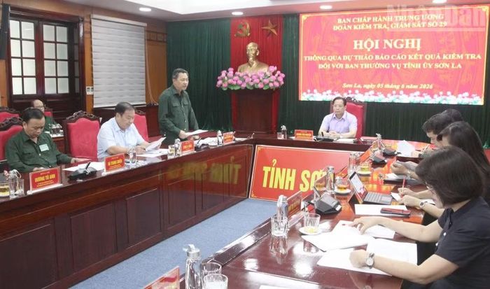 Đồng chí Nguyễn Đình Việt, Phó Bí thư Tỉnh ủy, Chủ tịch Ủy ban nhân dân tỉnh Sơn La báo cáo một số nội dung với Đoàn Kiểm tra, giám sát số 29 của Bộ Chính trị, Ban Bí thư.