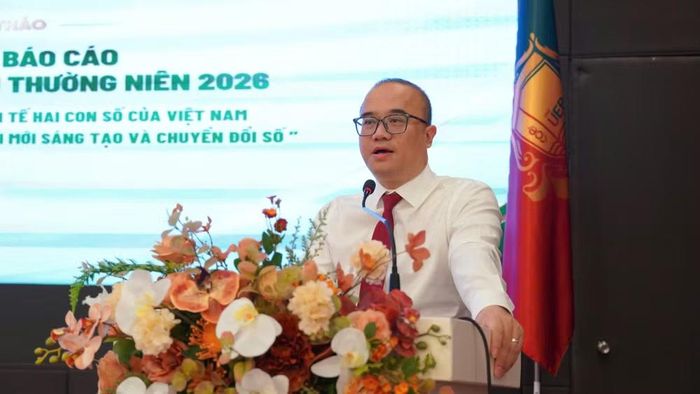 Phó Giáo sư, Tiến sĩ Nguyễn Trúc Lê, Hiệu trưởng Trường đại học Kinh tế, Đại học Quốc gia Hà Nội phát biểu tại Hội thảo.