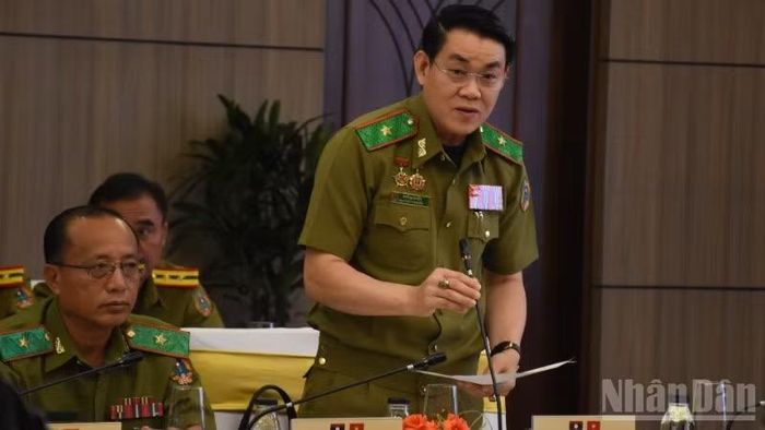 Thiếu tướng Saly Phoutthavong phát biểu tại hội nghị.