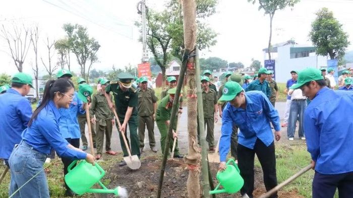 Các lực lượng vũ trang, cán bộ, đoàn viên, người dân tham gia các hoạt động bảo vệ môi trường.