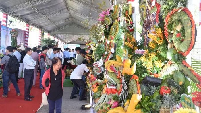 Hội thi mô hình từ trái cây tại lễ hội.