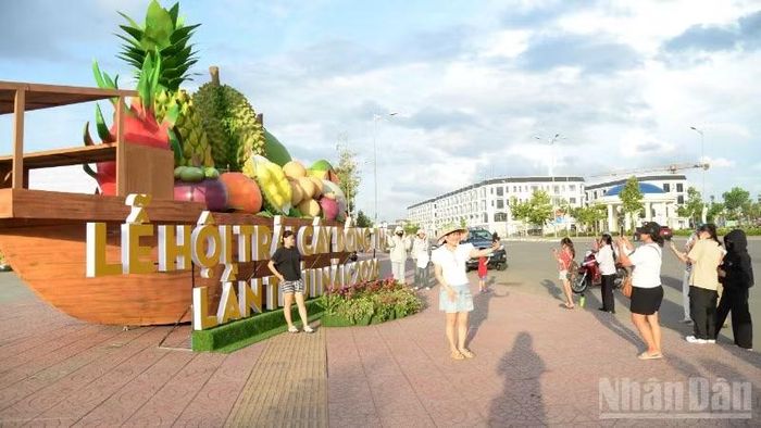 Chụp ảnh lưu niệm tại cổng vào lễ hội trái cây.