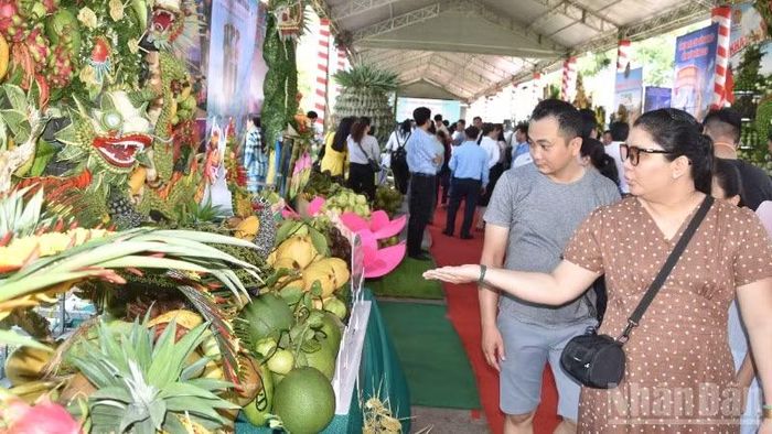 Một trong những tác phẩm mô hình xếp đặt trái cây dự thi tại lễ hội.