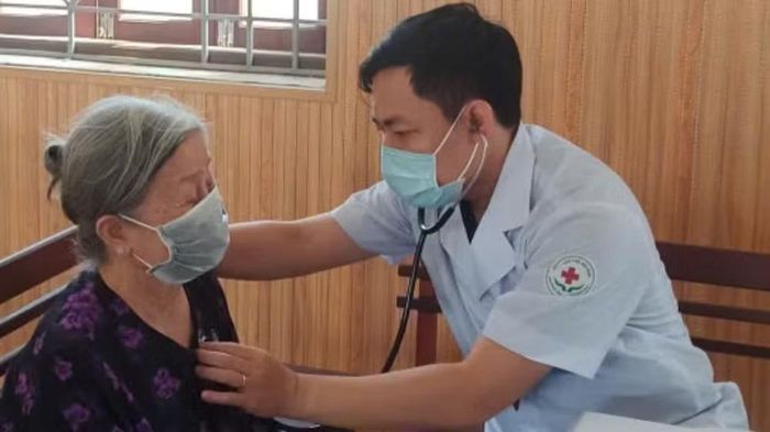 Bác sĩ Bệnh viện đa khoa Bắc Ninh số 2 khám sức khỏe cho người dân tại phường Bồng Lai.