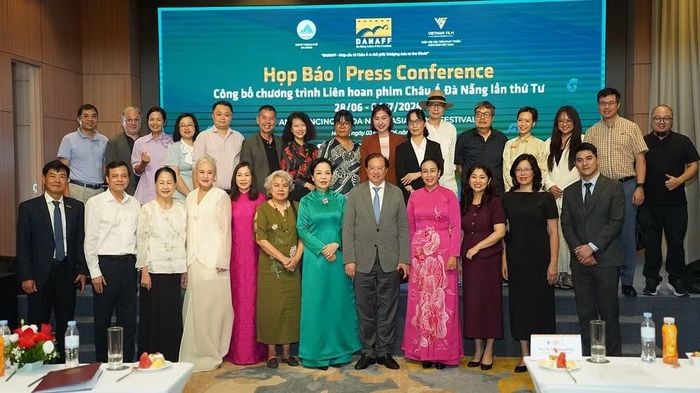 Các đại biểu, Ban tổ chức, Ban giám khảo tại họp báo công bố Liên hoan phim.