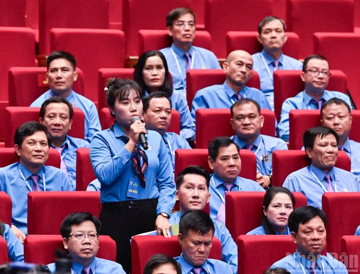 Đồng chí Nguyễn Thị Mai Chi, Chủ tịch Công đoàn cơ sở Công ty trách nhiệm hữu hạn New Apparel Far Eastern (Liên đoàn Lao động thành phố Đồng Nai) phát biểu tại chương trình.