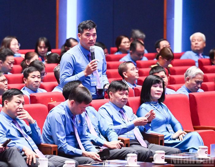 Anh Phạm Đình Duẩn - Anh hùng Lao động, Phó Trưởng phòng Điều khiển sản xuất, Công ty Cổ phần Than Vàng Danh phát biểu tại chương trình.