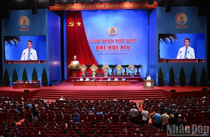 Thủ tướng Chính phủ Lê Minh Hưng trao đổi, thảo luận với các đại biểu dự Đại hội XIV Công đoàn Việt Nam.
