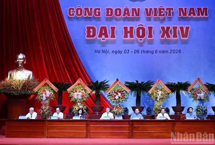 Thủ tướng Chính phủ Lê Minh Hưng trao đổi, thảo luận với các đại biểu dự Đại hội XIV Công đoàn Việt Nam.