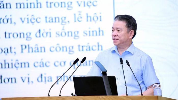 Đồng chí Trần Mạnh Lợi, Trưởng Ban Tuyên giáo và Dân vận Tỉnh ủy Tuyên Quang quán triệt Nghị quyết số 89-NQ/TU về xây dựng nếp sống văn minh trong nhân dân các dân tộc tỉnh.