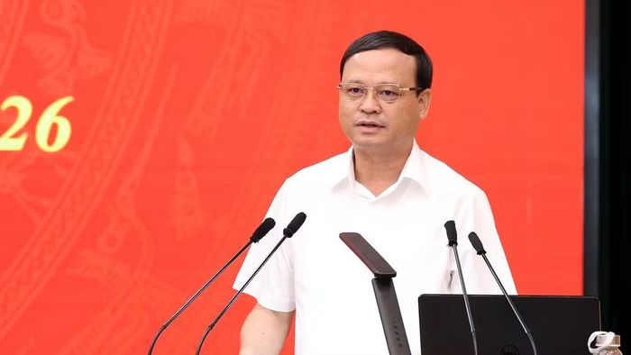 Đồng chí Nguyễn Mạnh Tuấn, Phó Chủ tịch Thường trực Ủy ban nhân dân tỉnh Tuyên Quang quán triệt các nghị quyết số 81-NQ/TU, số 86-NQ/TU và số 91-NQ/TU tại hội nghị.