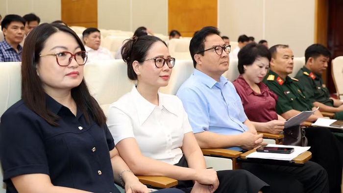Đại biểu nghe quán triệt các nghị quyết tại hội nghị.
