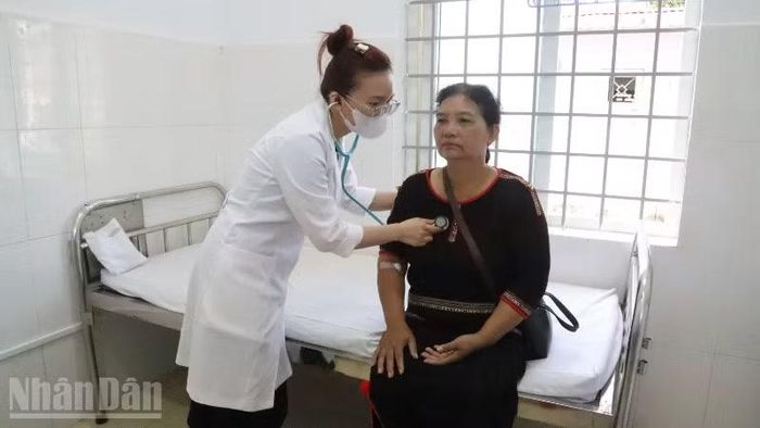 Trạm Y tế phường Tân An phối hợp Bệnh viện Đại học Y dược Buôn Ma Thuột tổ chức khám sức khỏe cho người cao tuổi trên địa bàn.