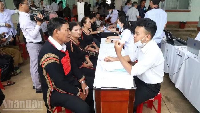 Ngay sau lễ phát động tại địa điểm phường Tân An, Trạm Y tế phường Tân An phối hợp với Bệnh viện Đại học Y Dược Buôn Ma Thuột tổ chức khám sức khỏe cho 120 người cao tuổi trên địa bàn.