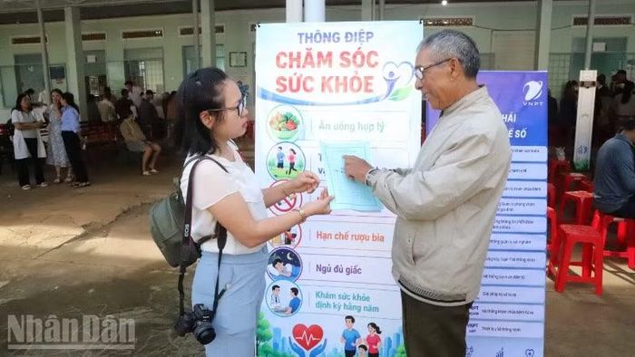 Một người cao tuổi ở phường Tân An đến khám sức khỏe.
