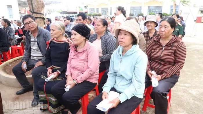 Nhân dân phường Tân An dự lễ phát động.