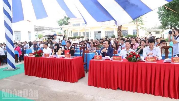 Các đại biểu dự lễ phát động tại địa điểm phường Tân An.