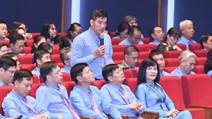 Anh hùng Lao động Phạm Đình Duẩn trao đổi. (Ảnh: TRẦN HẢI)