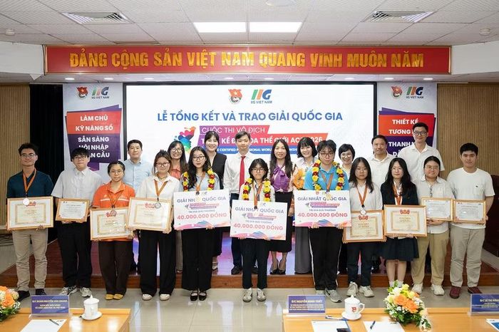 Ban tổ chức trao Bằng khen, phần thưởng tặng các cá nhân xuất sắc, tiêu biểu ở cấp quốc gia của cuộc thi.