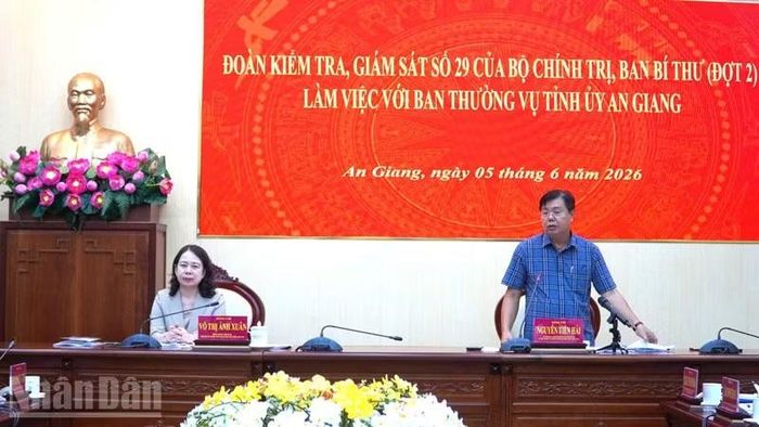 Bí thư Tỉnh ủy An Giang Nguyễn Tiến Hải phát biểu tại buổi làm việc.