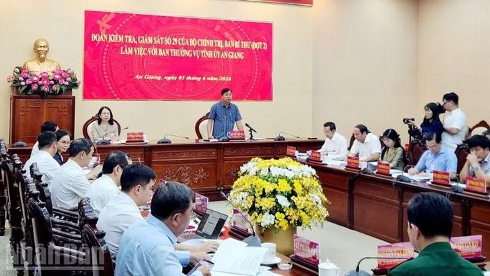 Quang cảnh buổi làm việc.