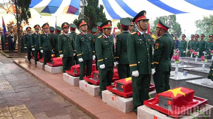 Nghi thức tiễn đưa hài cốt các Anh hùng liệt sĩ về nơi an nghỉ cuối cùng.