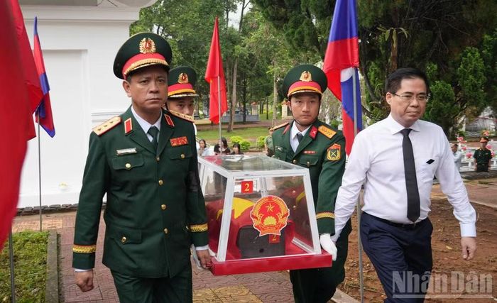 Thượng tướng Nguyễn Trường Thắng, Thứ trưởng Quốc phòng và Chủ tịch Ủy ban nhân dân tỉnh Quảng Ngãi Nguyễn Hoàng Giang tiễn đưa hài cốt liệt sĩ đến nơi an nghỉ cuối cùng.