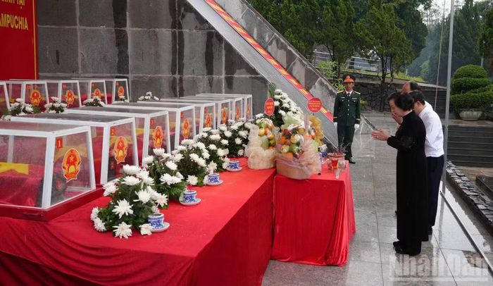 Phó Thủ tướng Phạm Thị Thanh Trà thành kính dâng hương trước anh linh các Anh hùng liệt sĩ.