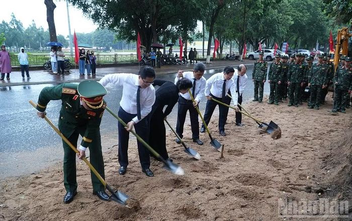 Phó Thủ tướng Phạm Thị Thanh Trà cùng các đại biểu thực hiện nghi thức khai quật, tìm kiếm và quy tập hài cốt liệt sĩ tại khu vực đường Trường Chinh, thuộc địa bàn phường Đăk Cấm và phường Kon Tum.