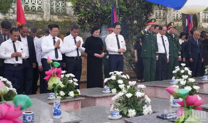 Phó Thủ tướng Phạm Thị Thanh Trà cùng các đại biểu dâng hương tưởng nhớ và tri ân sâu sắc công lao to lớn của các Anh hùng liệt sĩ.