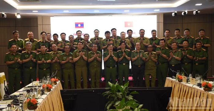 Các đại biểu tham dự hội nghị chụp ảnh lưu niệm.