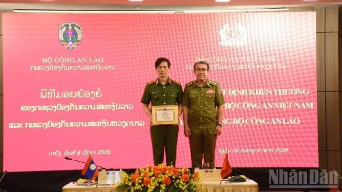 Đồng chí Trung tướng Kongsavat Bounlieng trao bằng khen tặng Thiếu tướng Ngô Thanh Bình, Cục trưởng Cục Cảnh sát điều tra tội phạm về ma túy (C04), Bộ Công an.