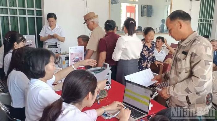 Các hộ dân nhận kinh phí đền bù, hỗ trợ giải phóng mặt bằng đất nông nghiệp.