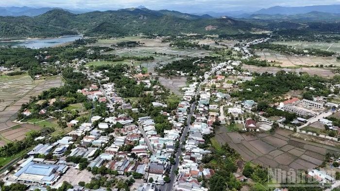 Xã Phú Ninh có diện tích tự nhiên hơn 131km², toàn xã hiện đang có 15 thôn, với quy mô dân số 26.954 người.