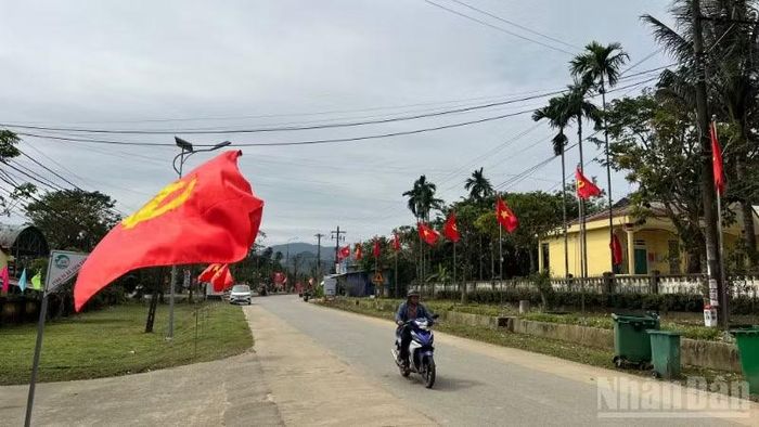 Sơn Cẩm Hà có diện tích tự nhiên 118,74km², quy mô dân số 17.608 người, gồm tổng số 20 thôn.
