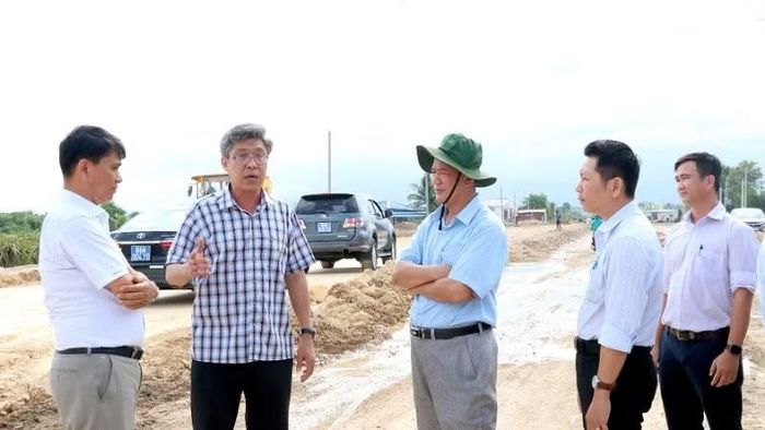 Đồng chí Nguyễn Minh, Phó Chủ tịch Ủy ban nhân dân tỉnh đi kiểm tra tiến độ thi công tại xã Hàm Thuận.