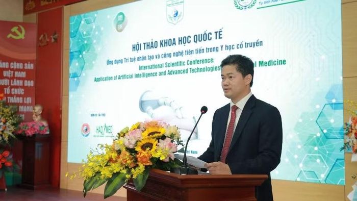  Thứ trưởng Thường trực Y tế Vũ Mạnh Hà phát biểu tại hội thảo. 