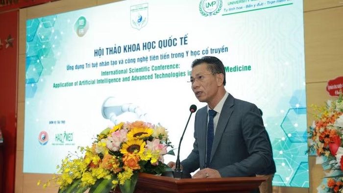  Phó Giáo sư, Tiến sĩ Trần Văn Thanh, Giám đốc Bệnh viện Châm cứu Trung ương phát biểu tại hội thảo. 