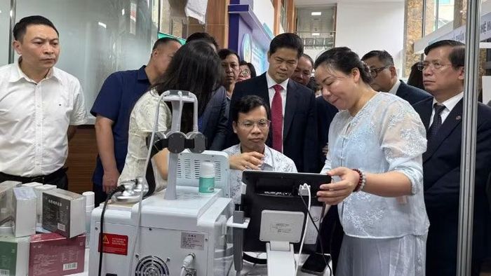 Các đại biểu tham gia hội thảo tham quan các gian giới thiệu các mô hình ứng dụng công nghệ tiên tiến trong y học cổ truyền.
