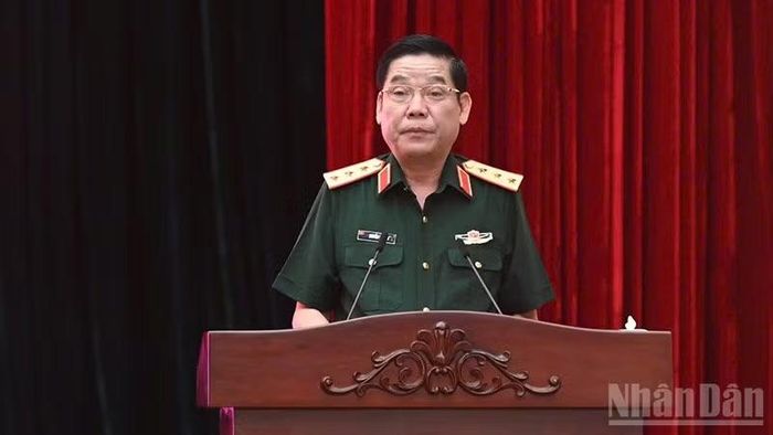 Thượng tướng Nguyễn Văn Gấu, Ủy viên Trung ương Đảng, Ủy viên Quân ủy Trung ương, Thứ trưởng Quốc phòng, đồng trưởng ban Chỉ đạo hội thảo phát biểu khai mạc Hội thảo. (Ảnh: Linh Bảo)