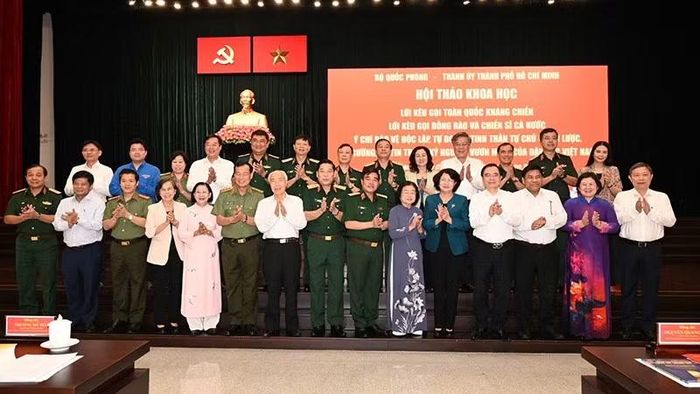 Các đại biểu chụp hình lưu niệm tại Hội thảo. (Ảnh: Quốc Thanh)