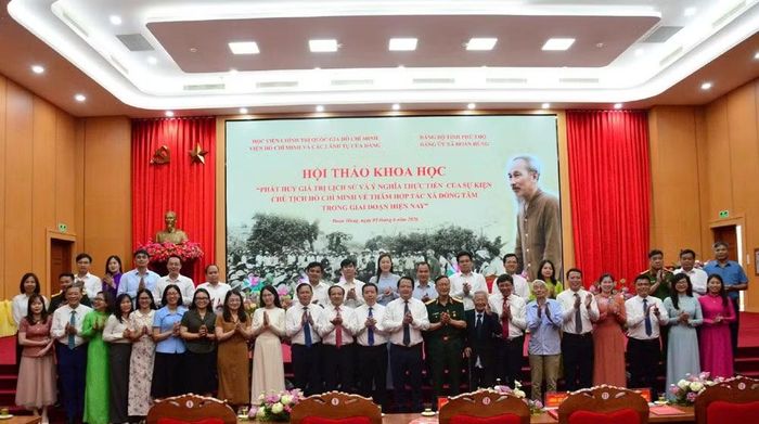Lãnh đạo tỉnh Phú Thọ và Viện Hồ Chí Minh và các lãnh tụ của Đảng, xã Đoan Hùng chụp ảnh cùng các nhà khoa học, nhân chứng lịch sử.